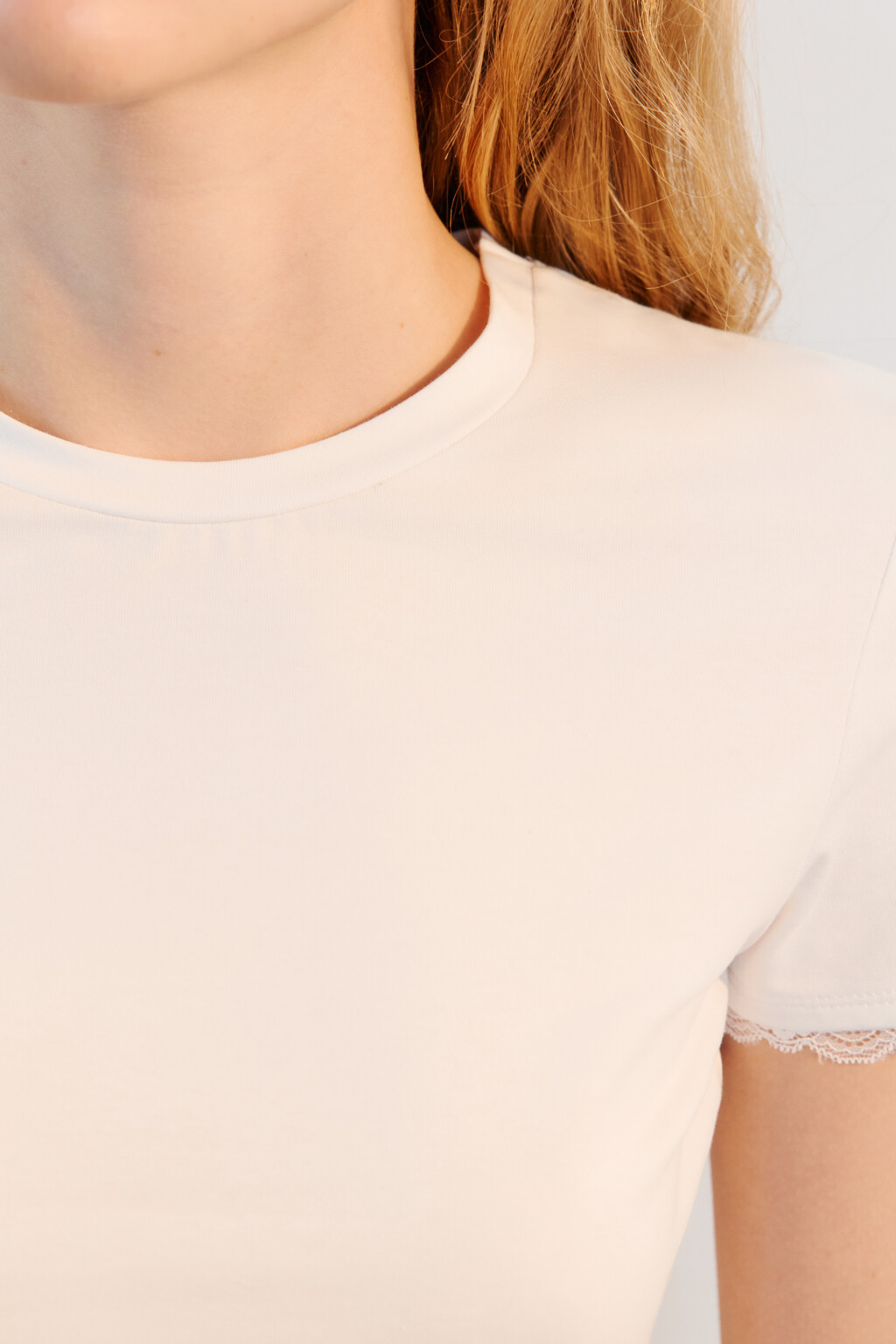 Футболка-топ с кружевом на рукавах - цвет белый - 5