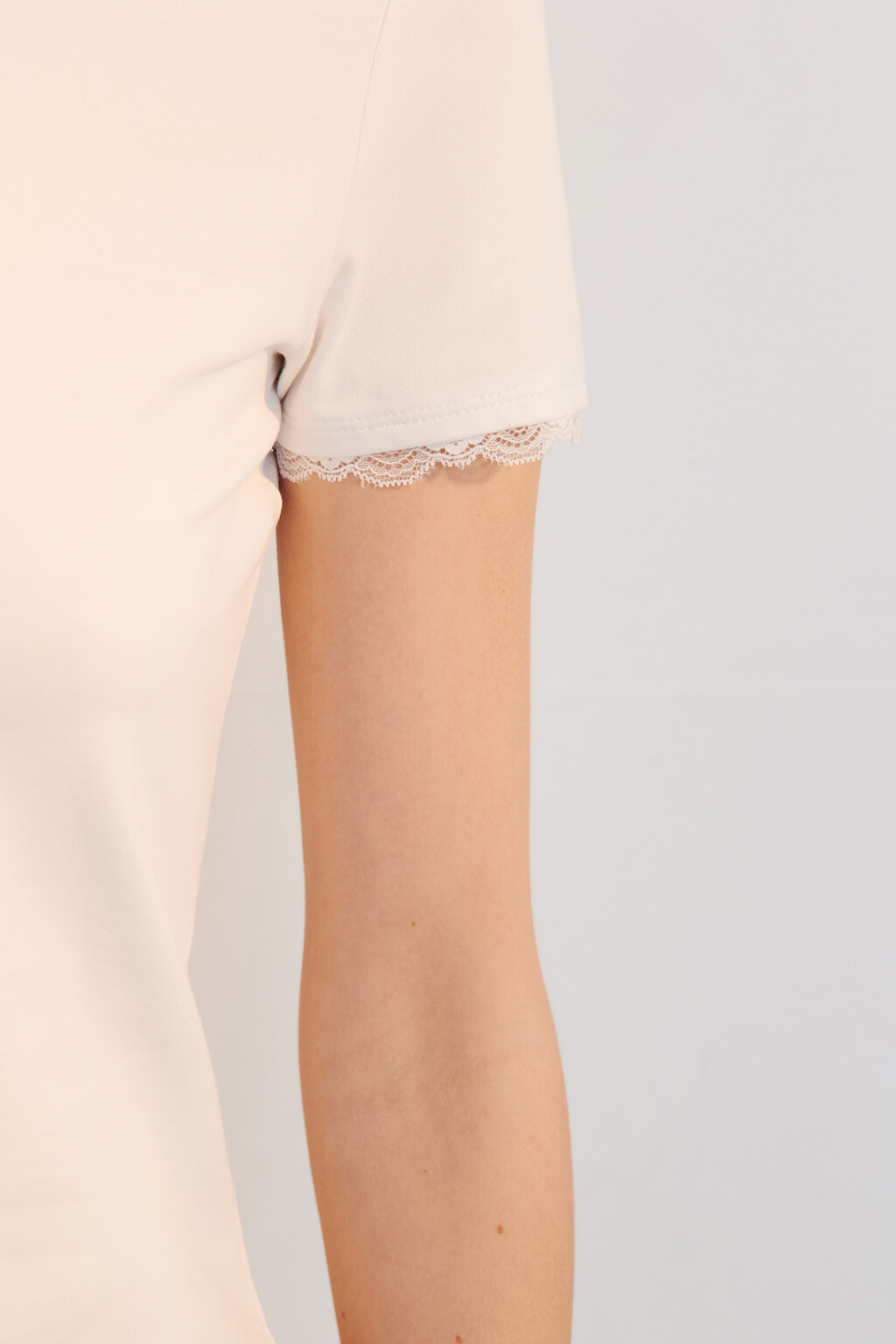 Футболка-топ с кружевом на рукавах - цвет белый - 6