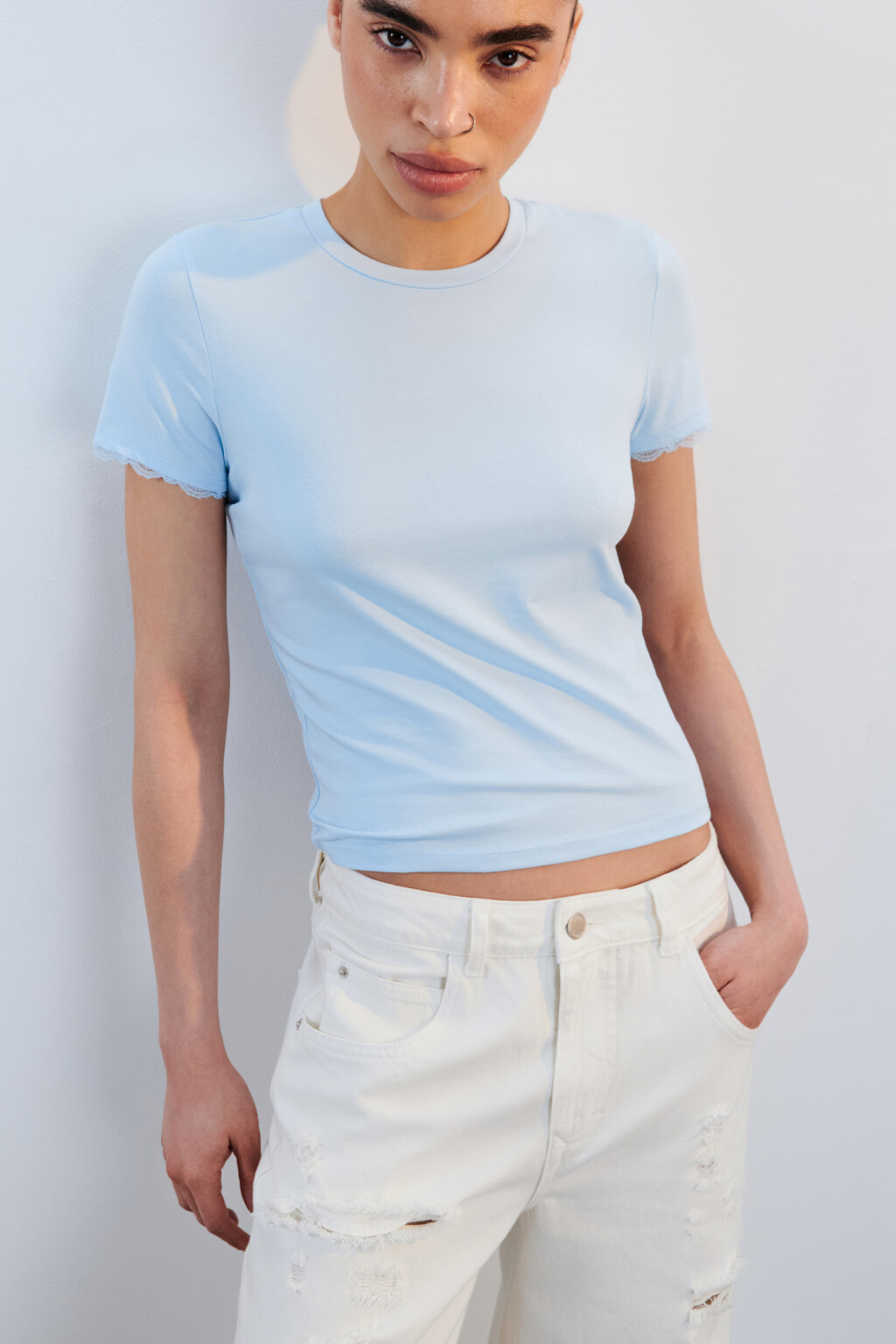 Футболка-топ с кружевом на рукавах - цвет голубой - 1