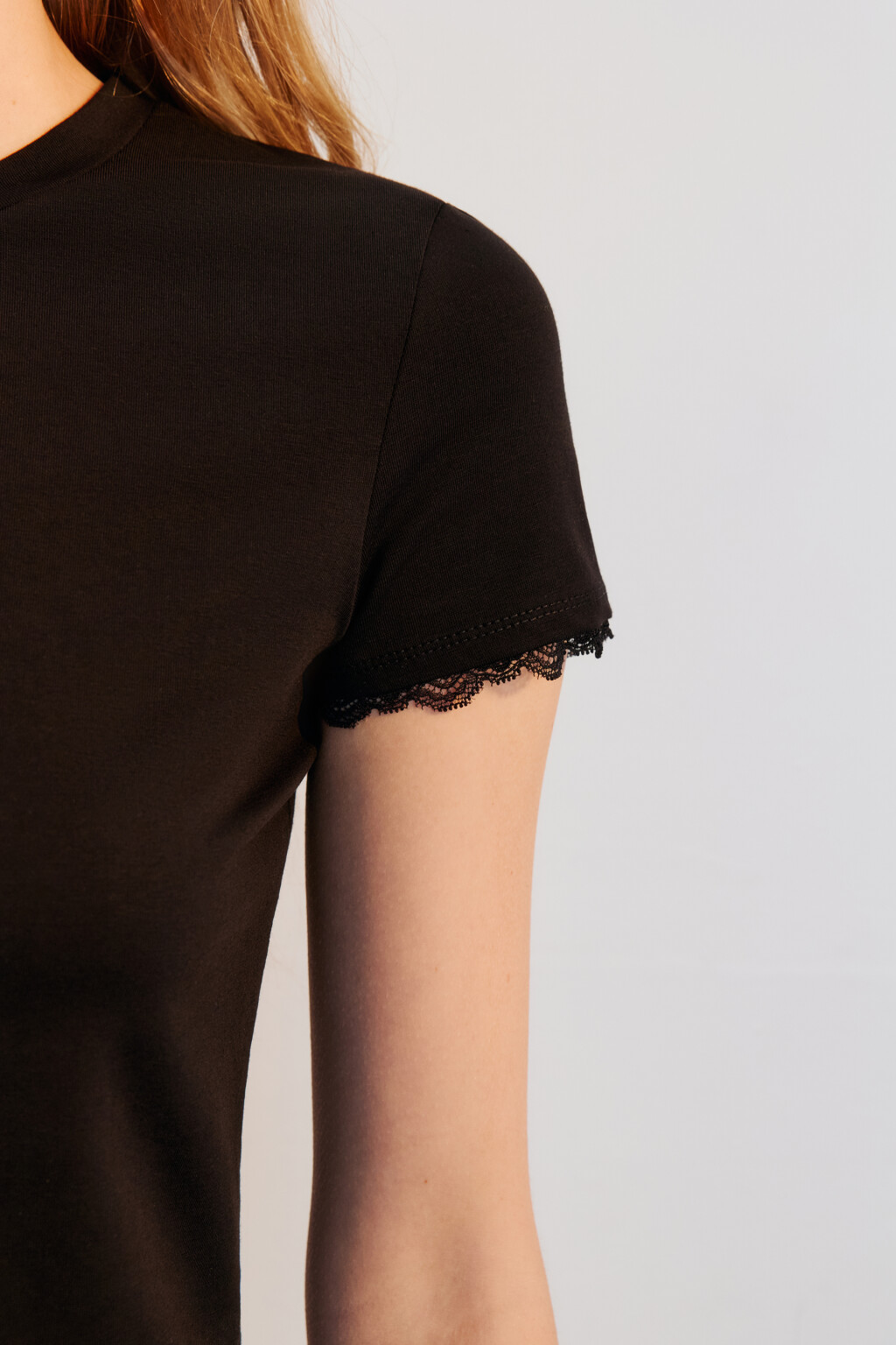 Футболка-топ с кружевом на рукавах - цвет черный - 5