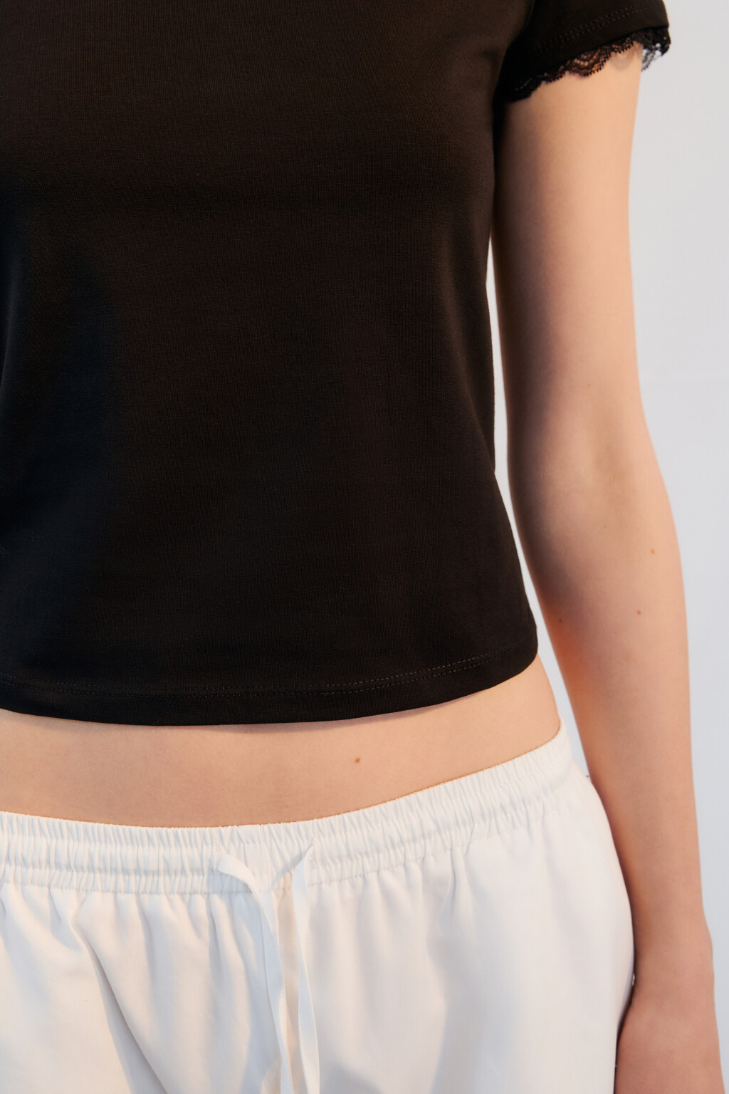 Футболка-топ с кружевом на рукавах - цвет черный - 6