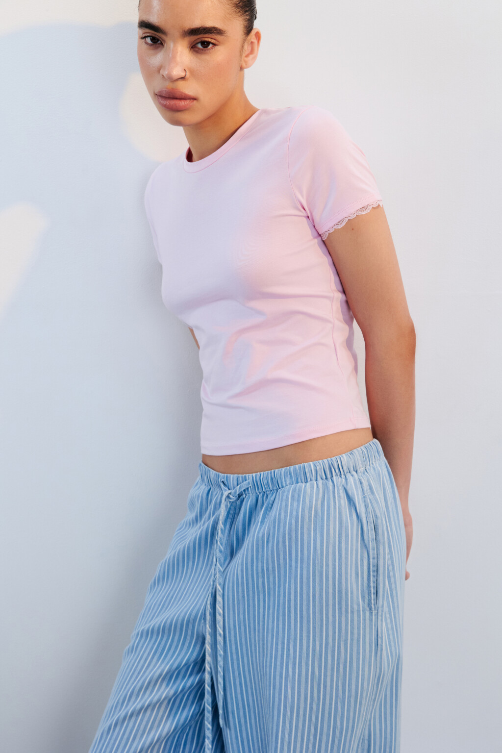 Футболка-топ с кружевом на рукавах - цвет розовый - 1