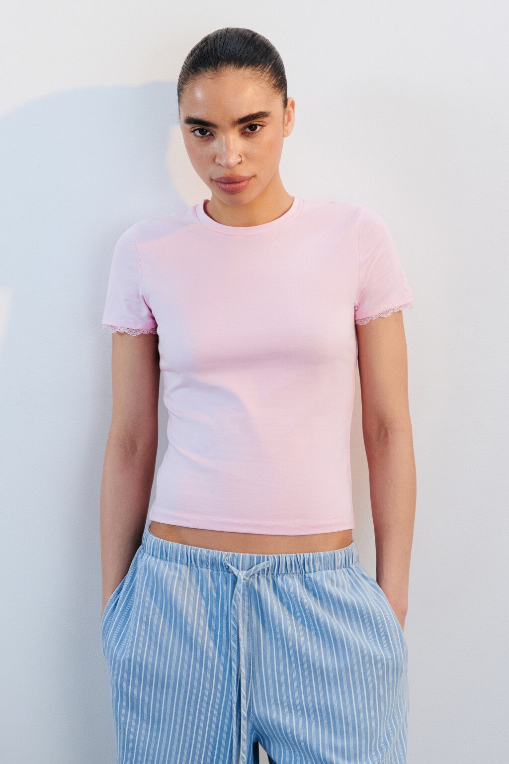 Футболка-топ с кружевом на рукавах - цвет розовый - 2