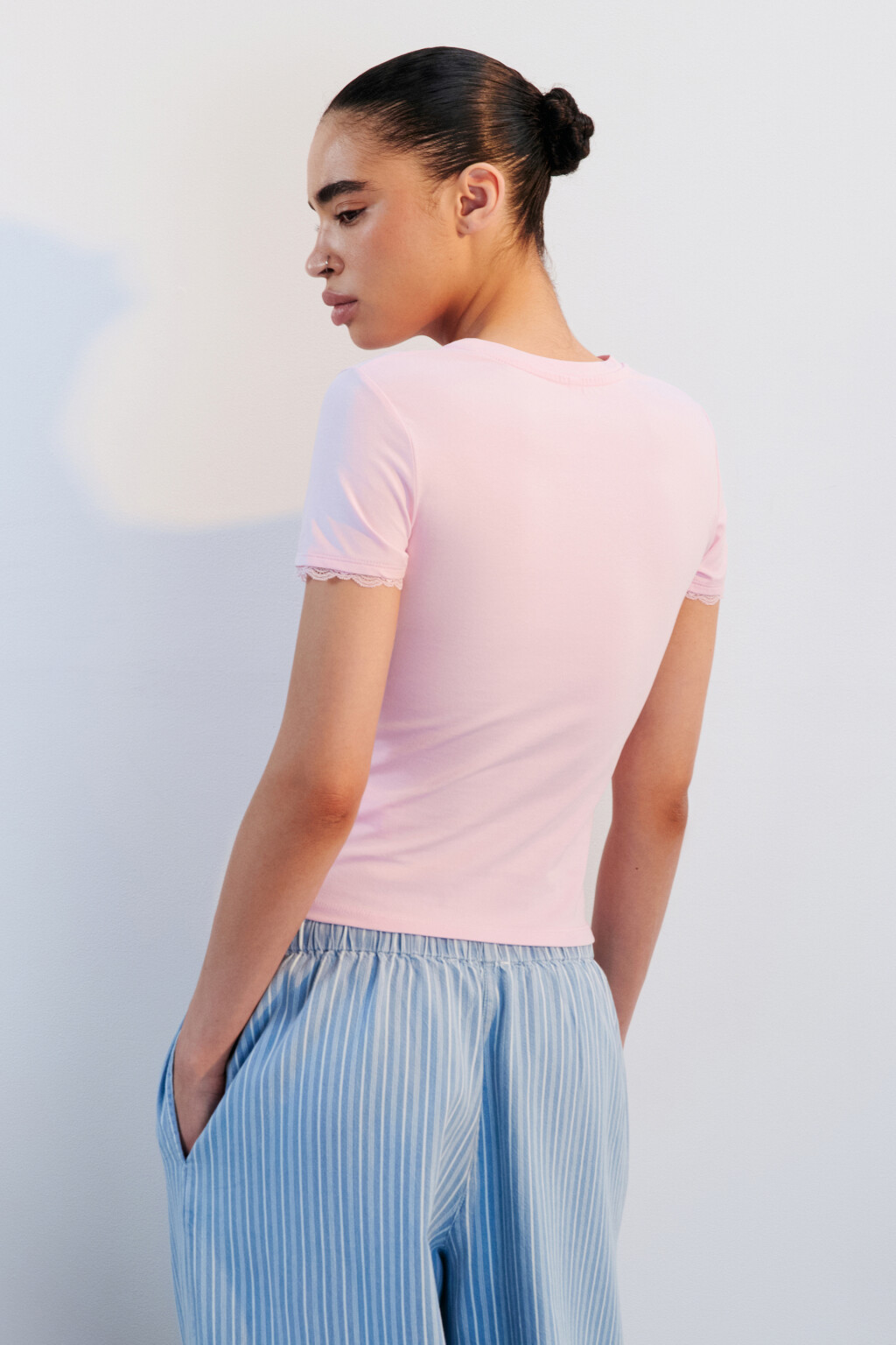 Футболка-топ с кружевом на рукавах - цвет розовый - 3