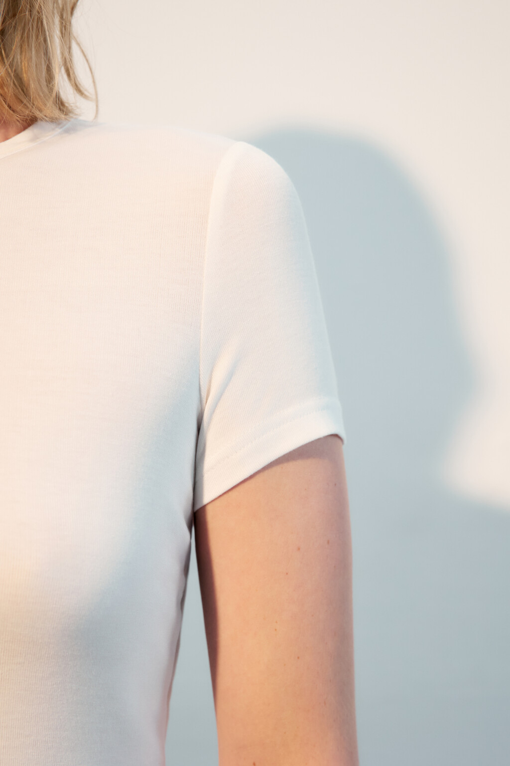 Футболка приталенная из вискозы - цвет белый - 6