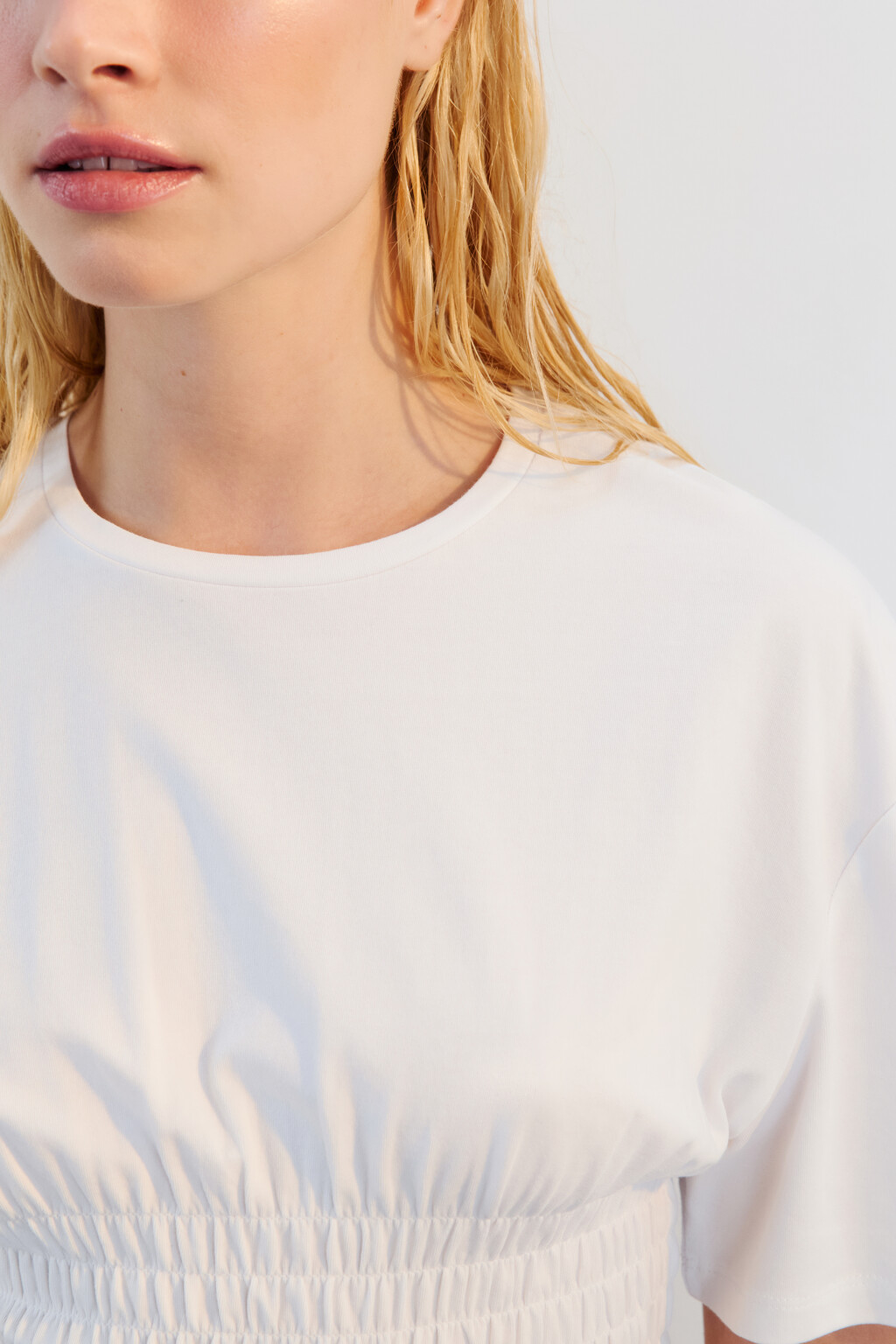 Футболка приталенная из жатой ткани - цвет белый - 6