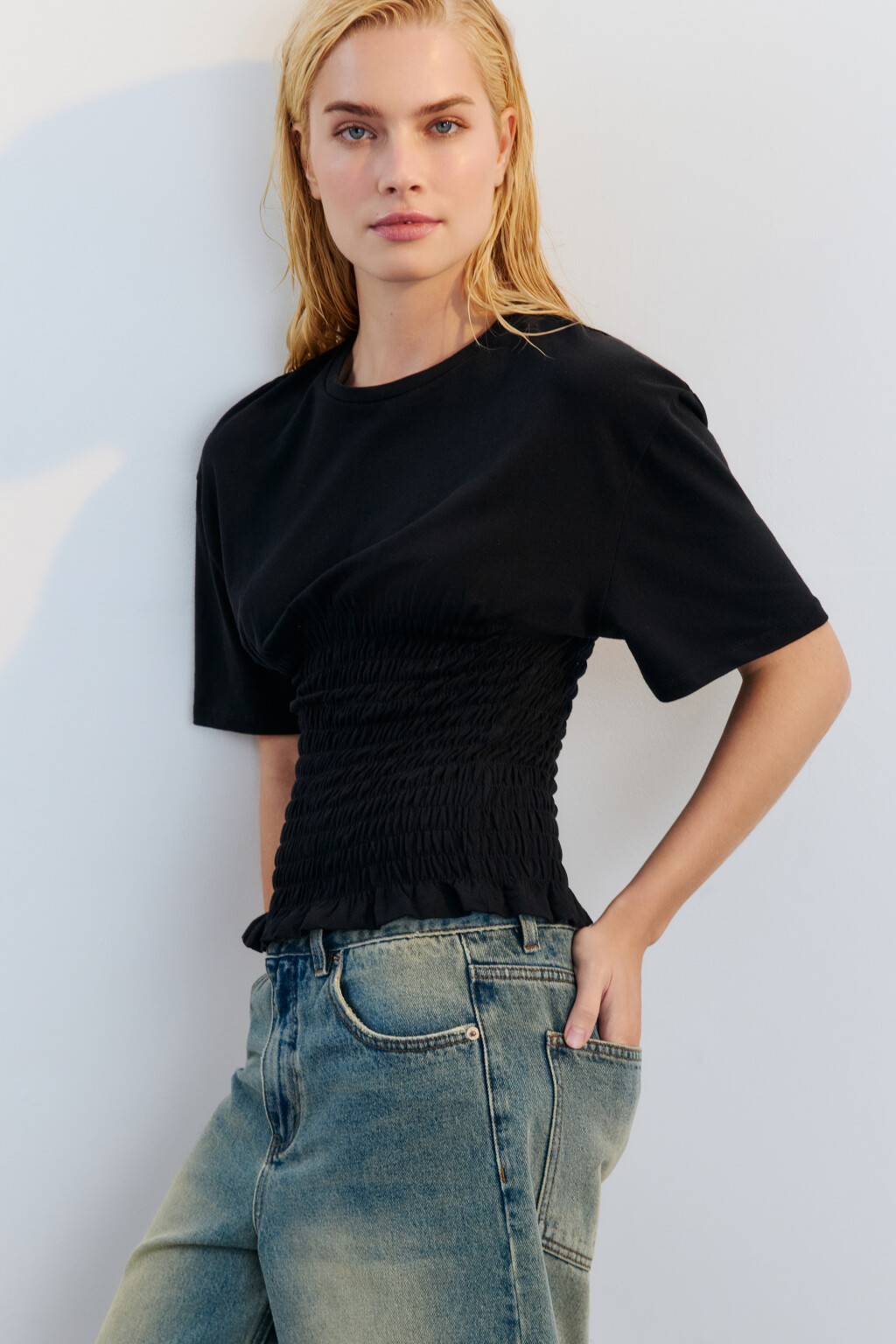 Футболка приталенная из жатой ткани - цвет черный - 1