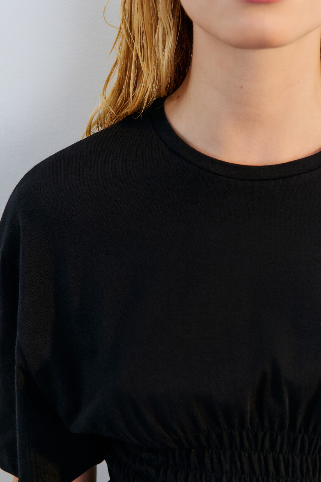 Футболка приталенная из жатой ткани - цвет черный - 5