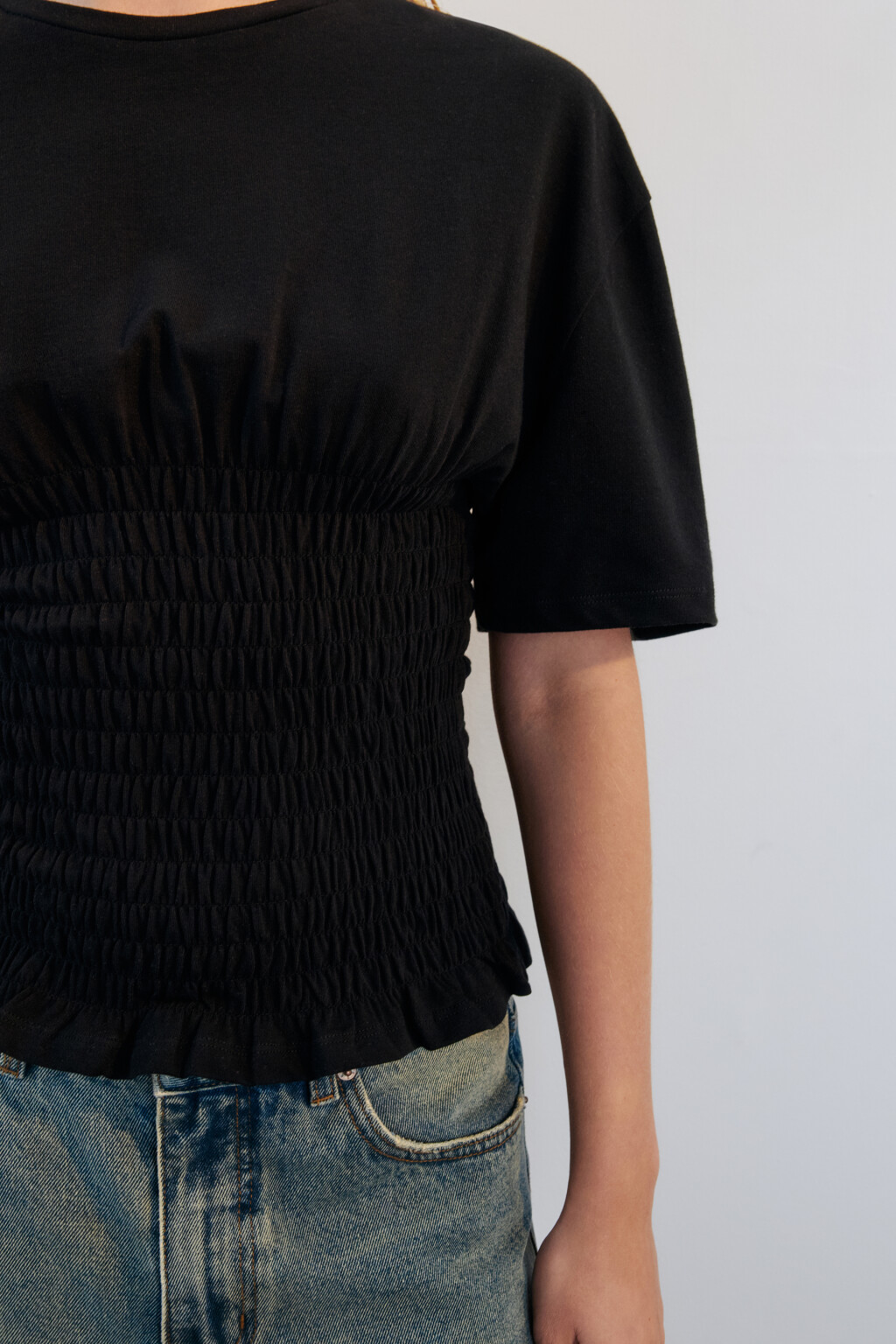 Футболка приталенная из жатой ткани - цвет черный - 6