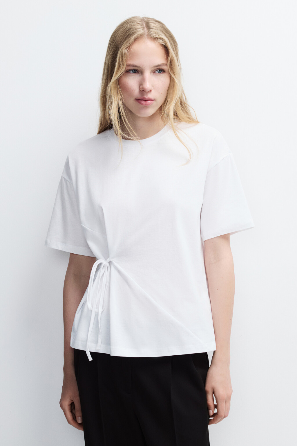 Футболка-топ с драпировкой и завязками - цвет белый - 2