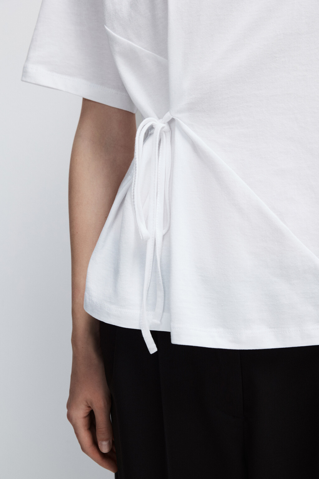 Футболка-топ с драпировкой и завязками - цвет белый - 6