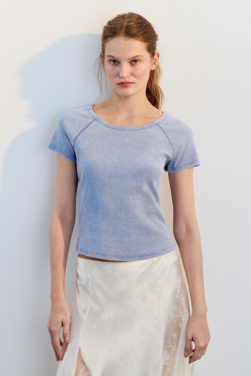 Футболка-топ в рубчик с вареным эффектом - цвет голубой - 2