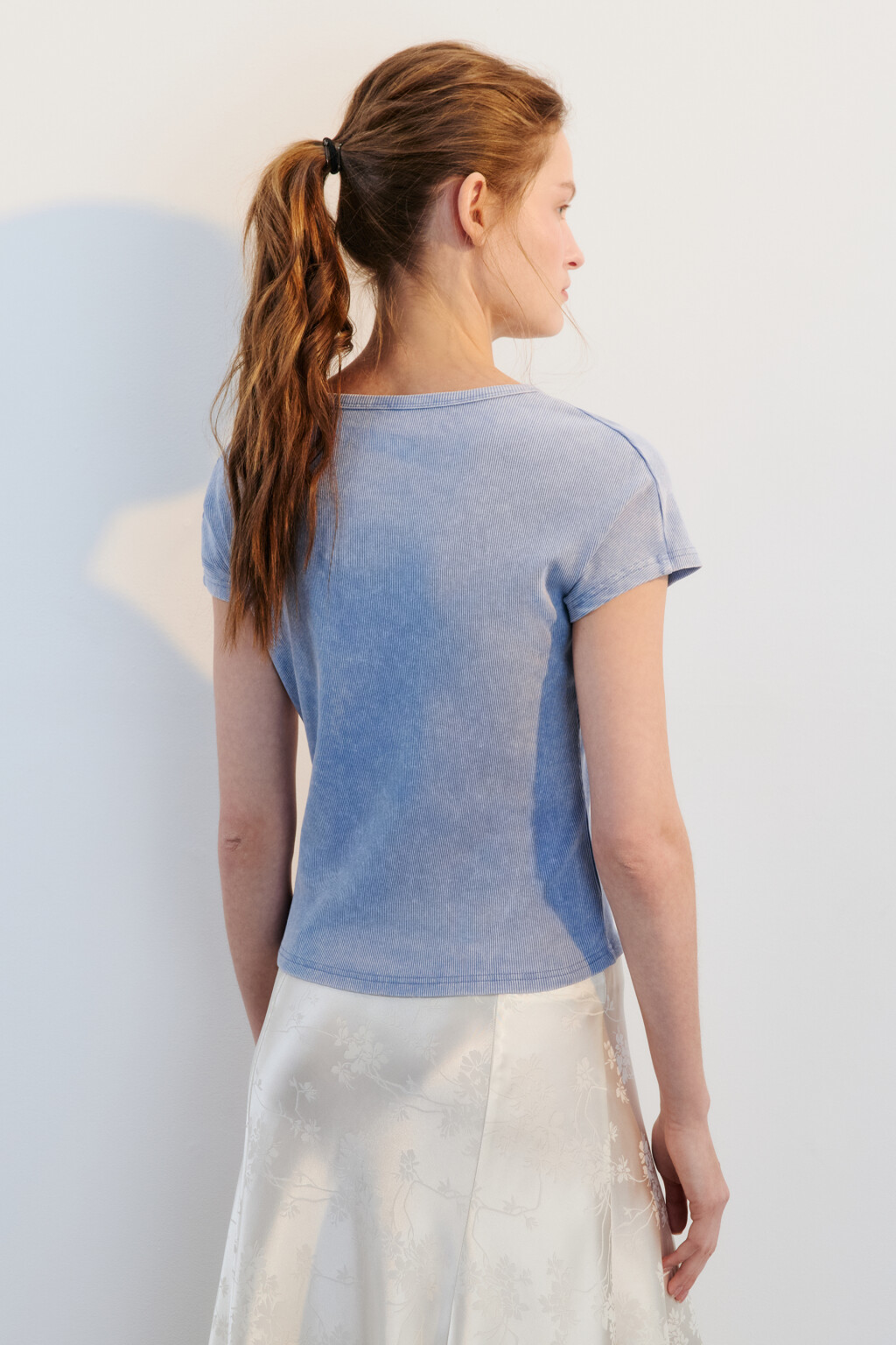 Футболка-топ в рубчик с вареным эффектом - цвет голубой - 3