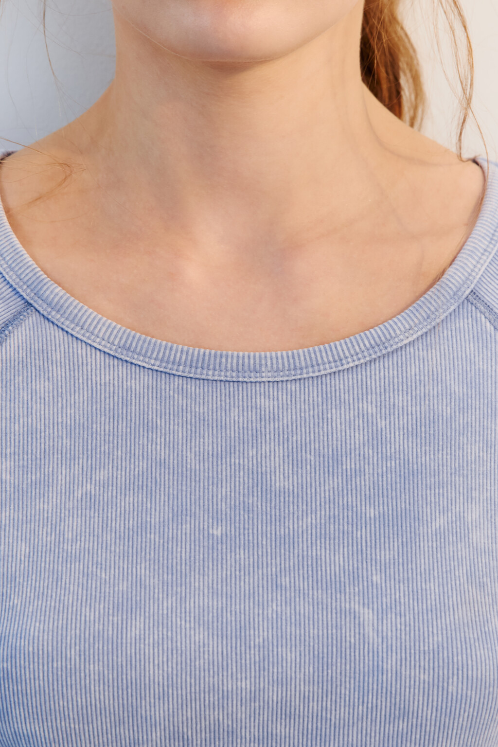 Футболка-топ в рубчик с вареным эффектом - цвет голубой - 5