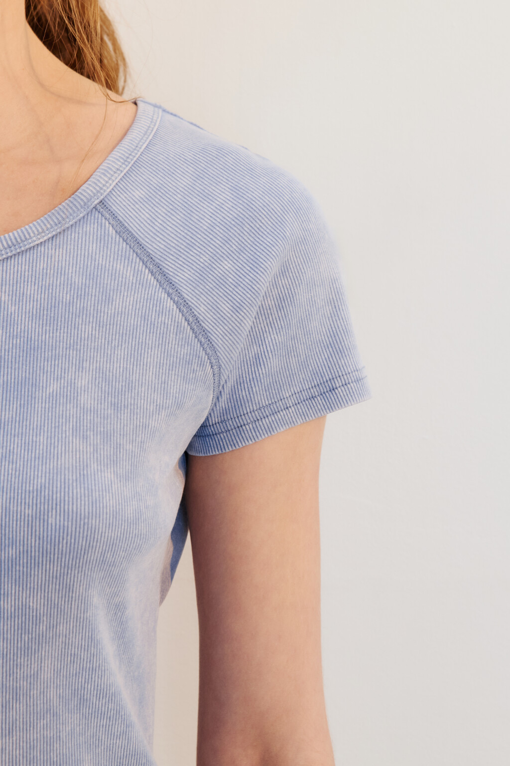 Футболка-топ в рубчик с вареным эффектом - цвет голубой - 6