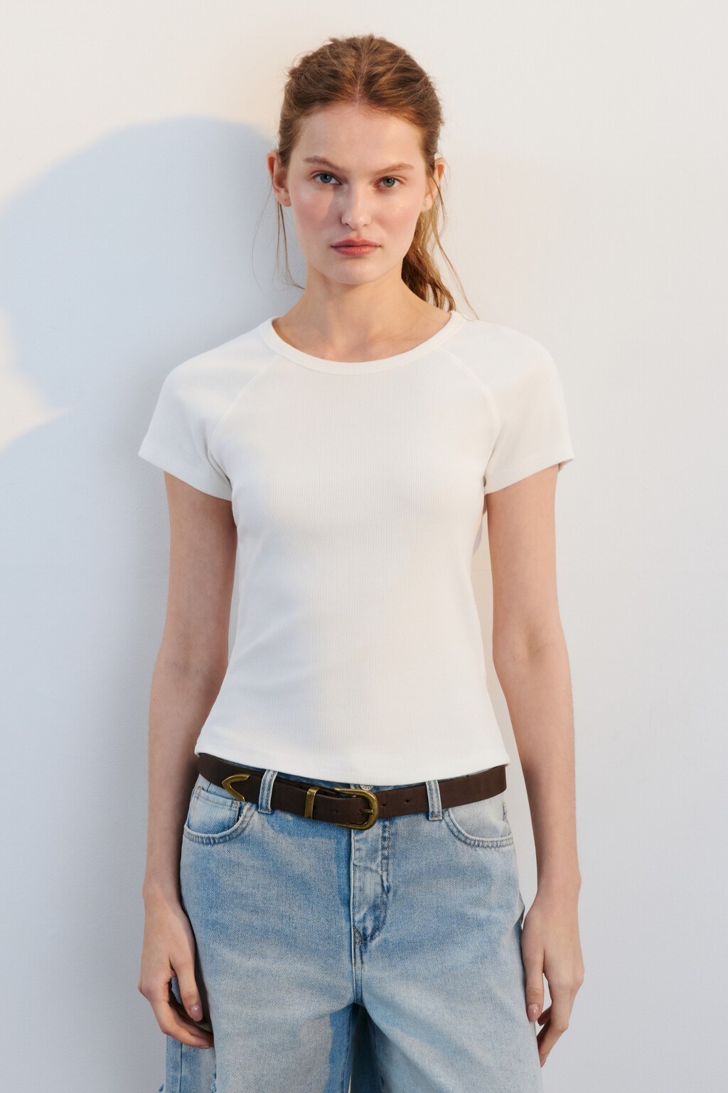 Футболка-топ в рубчик с вареным эффектом - цвет молочный - 2