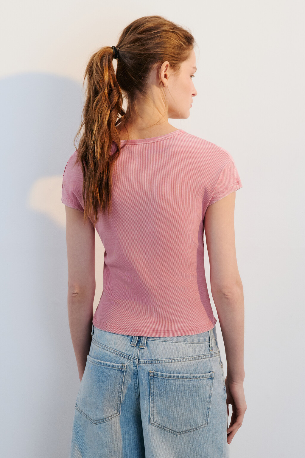 Футболка-топ в рубчик с вареным эффектом - цвет оранжевый - 4