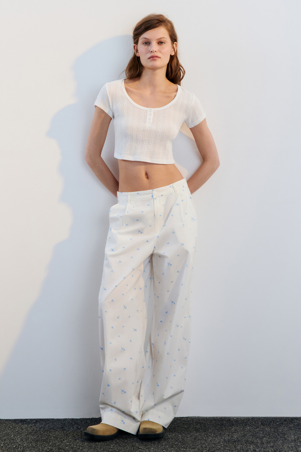 Футболка-топ с вырезом на пуговицах - цвет белый - 4