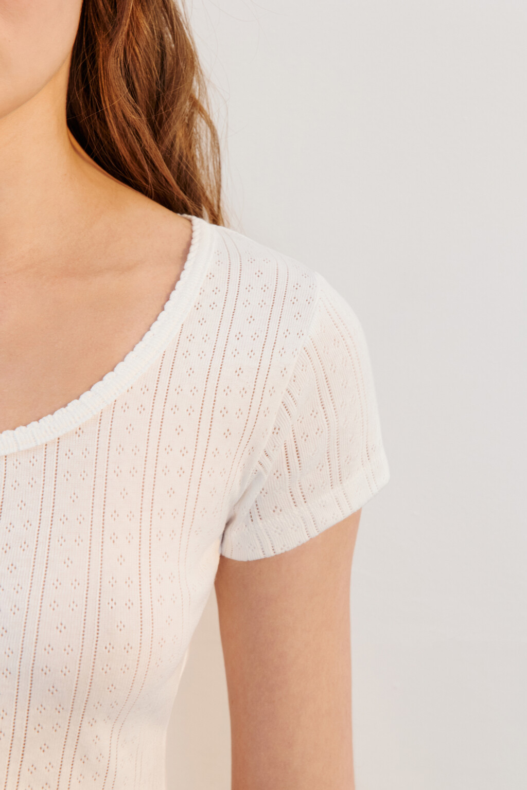 Футболка-топ с вырезом на пуговицах - цвет белый - 6