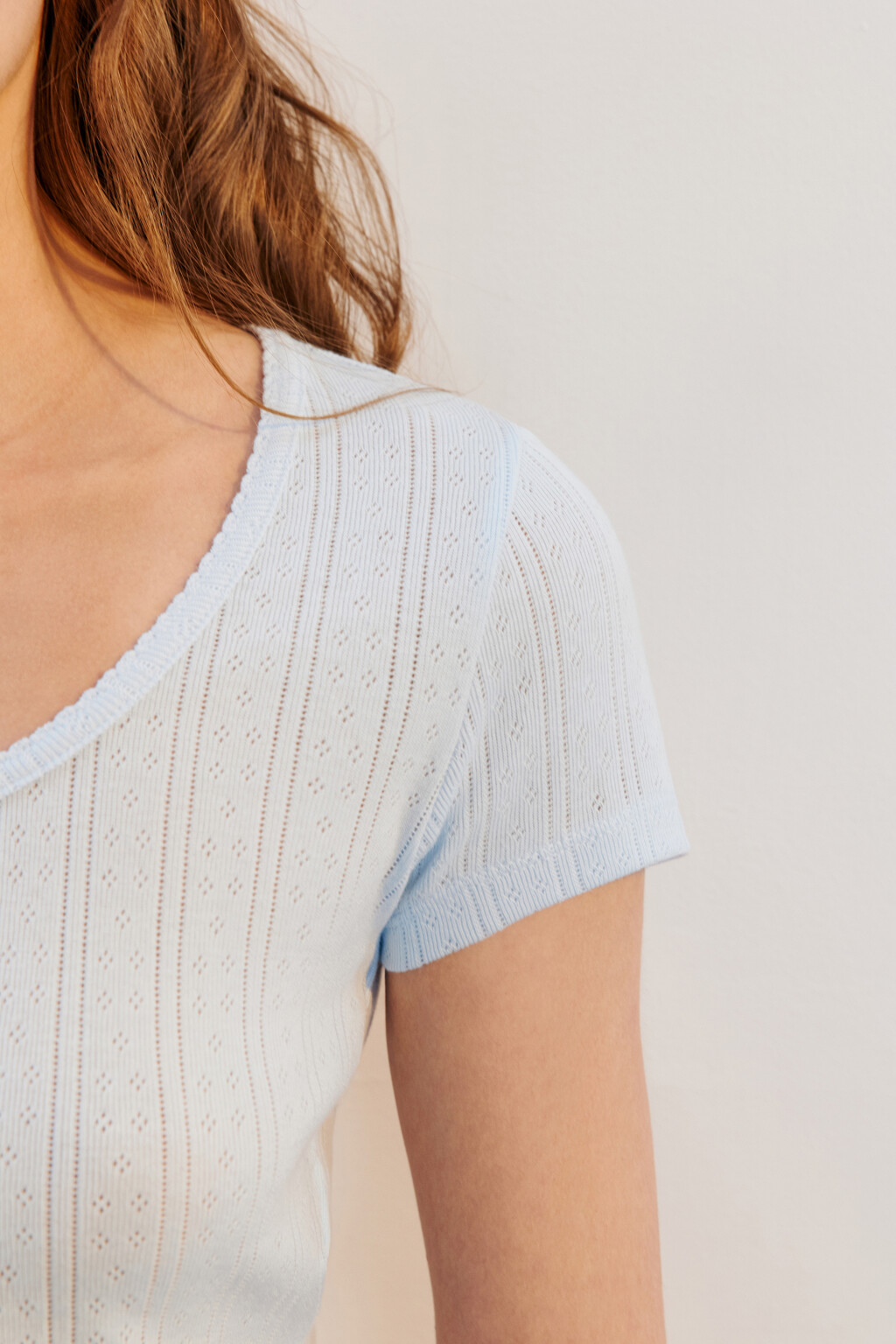 Футболка-топ с вырезом на пуговицах - цвет голубой - 6