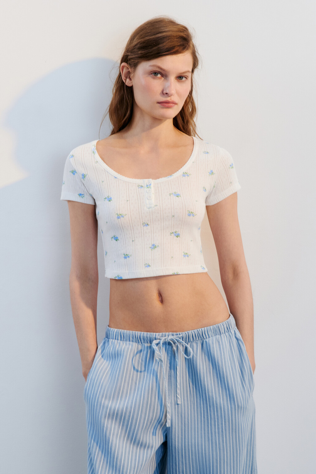 Футболка-топ с вырезом на пуговицах - цвет белый - 2