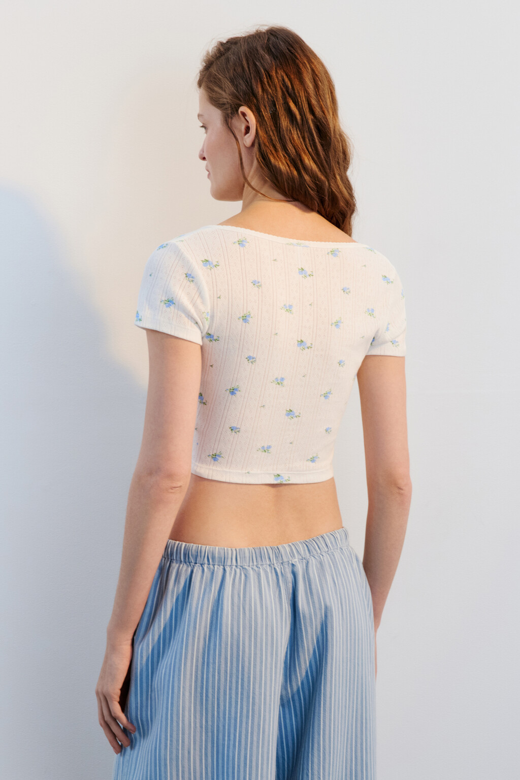 Футболка-топ с вырезом на пуговицах - цвет белый - 3