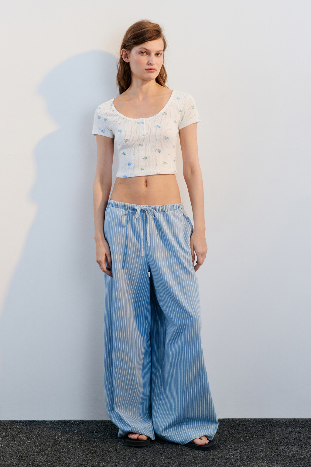 Футболка-топ с вырезом на пуговицах - цвет белый - 4