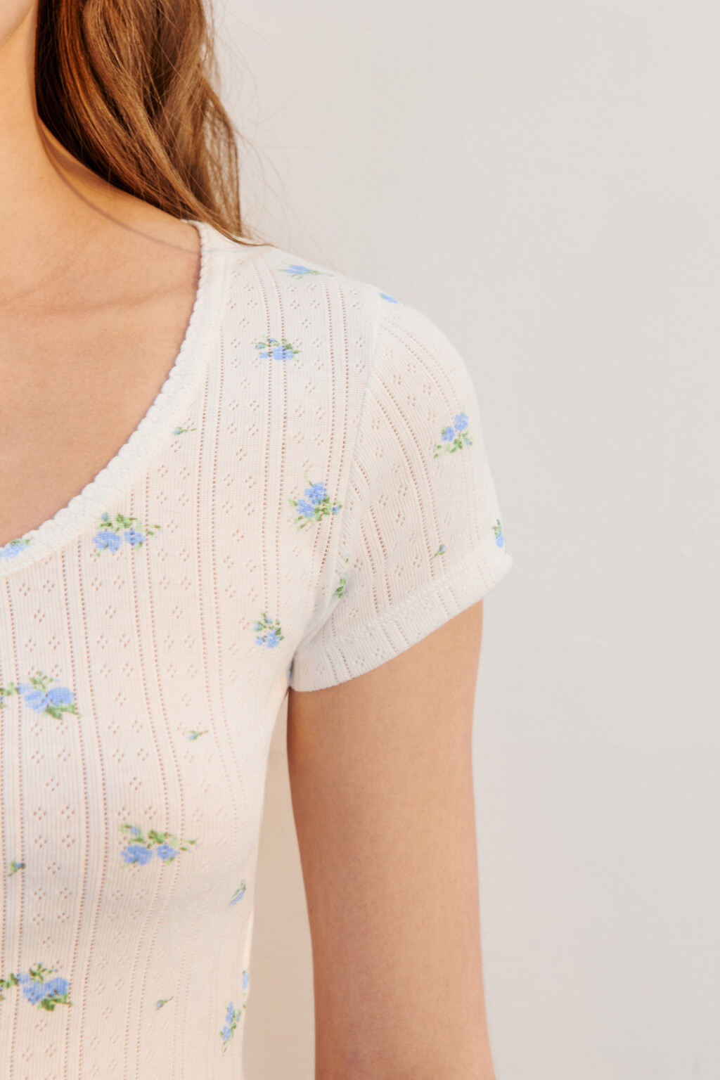 Футболка-топ с вырезом на пуговицах - цвет белый - 6