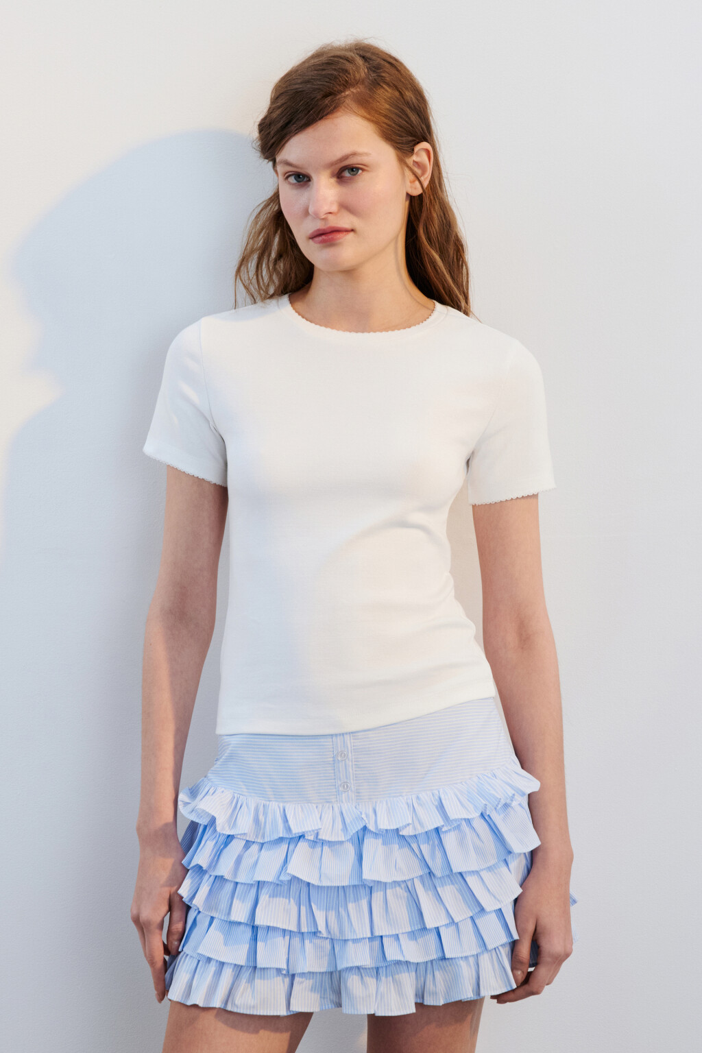 Футболка приталенная с кружевом - цвет белый - 2