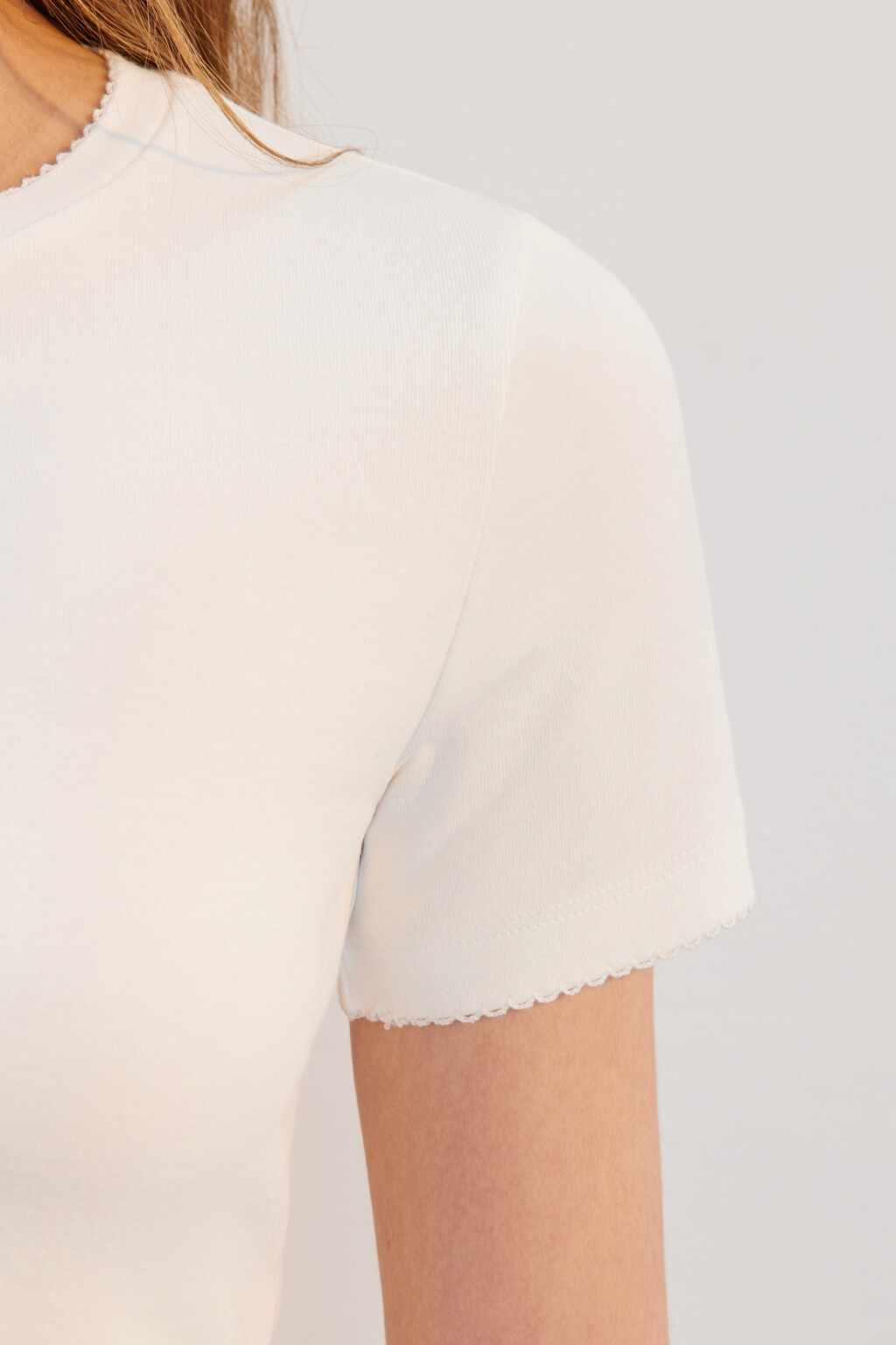 Футболка приталенная с кружевом - цвет белый - 6
