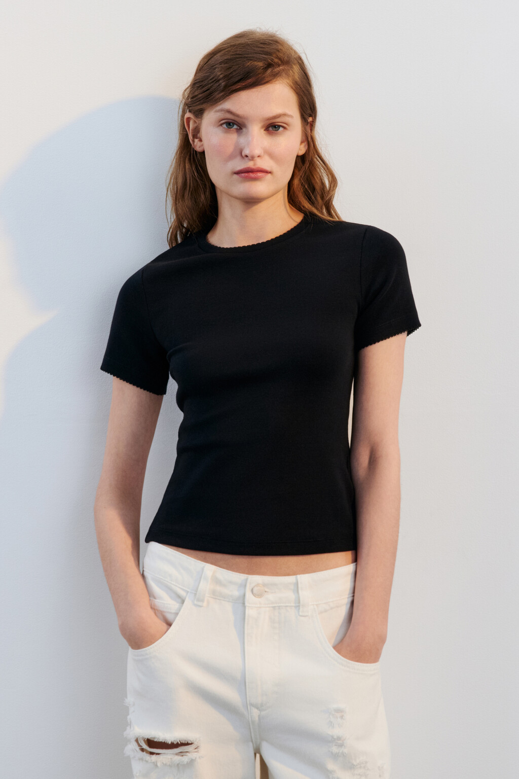 Футболка приталенная с кружевом - цвет черный - 2