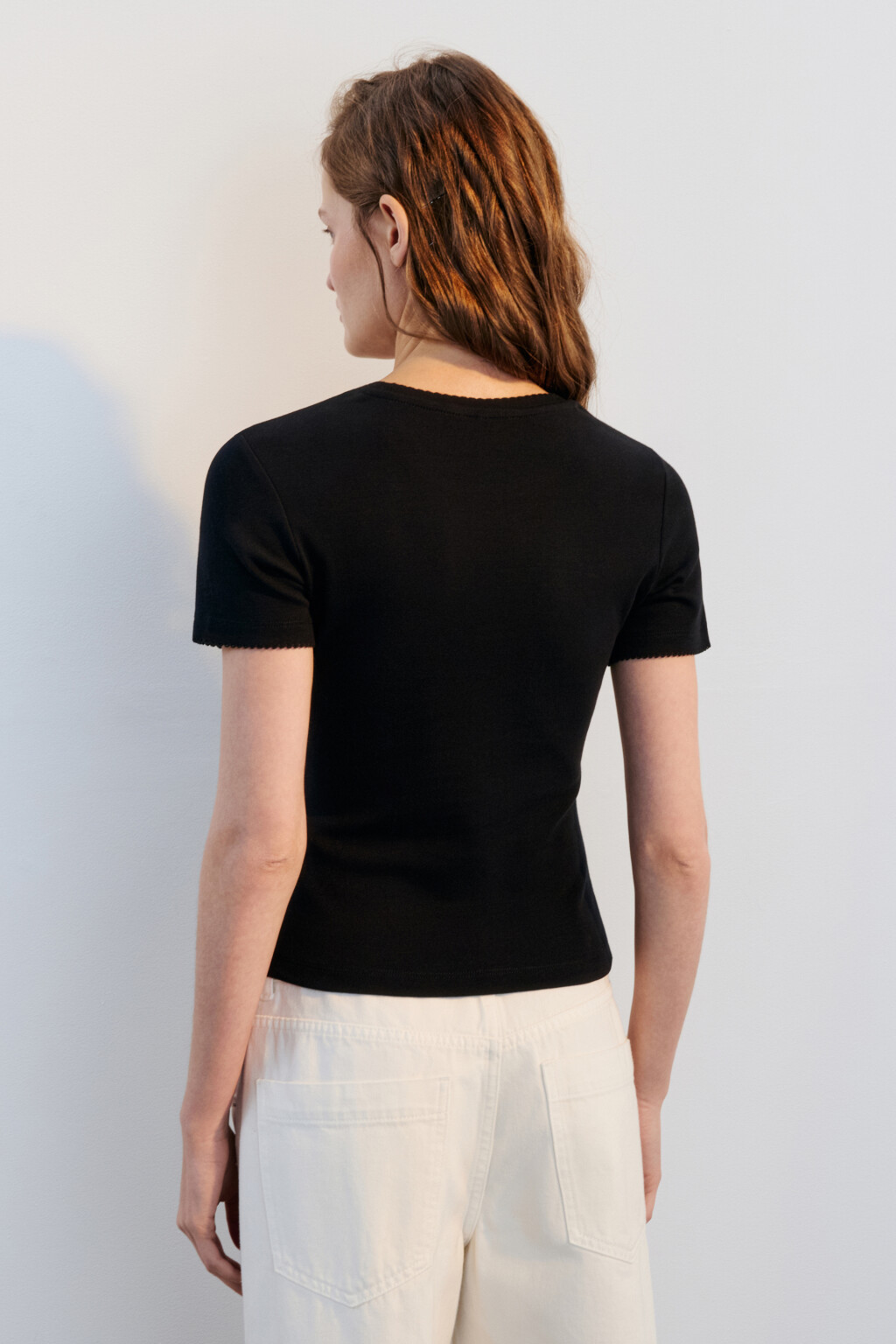 Футболка приталенная с кружевом - цвет черный - 3