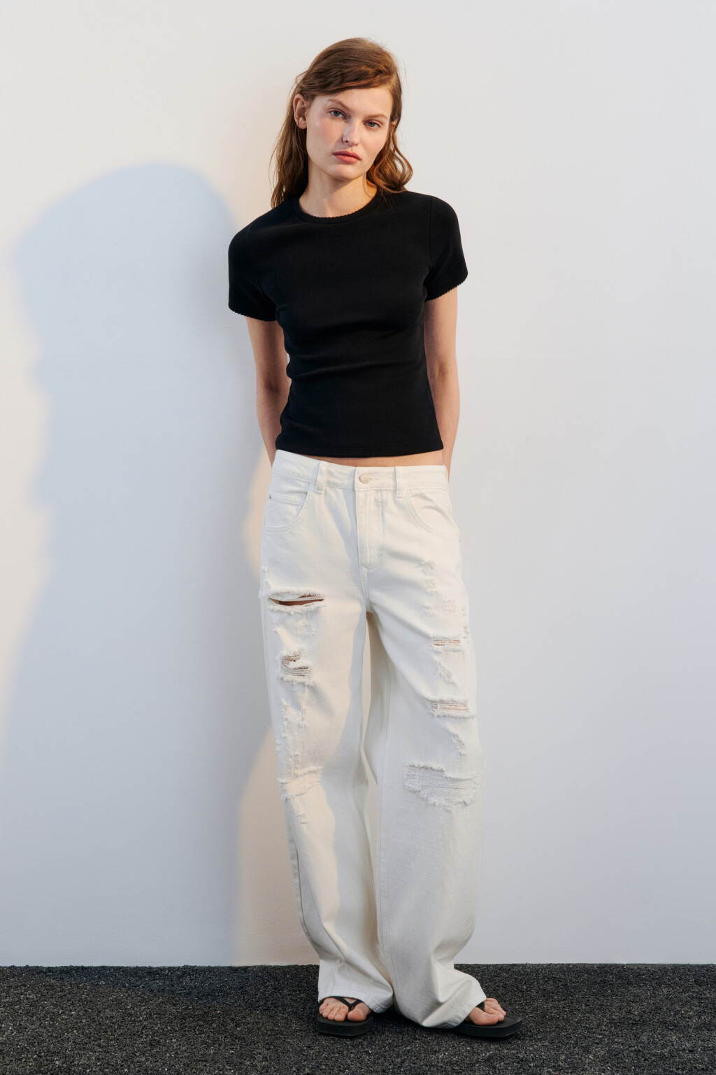 Футболка приталенная с кружевом - цвет черный - 4