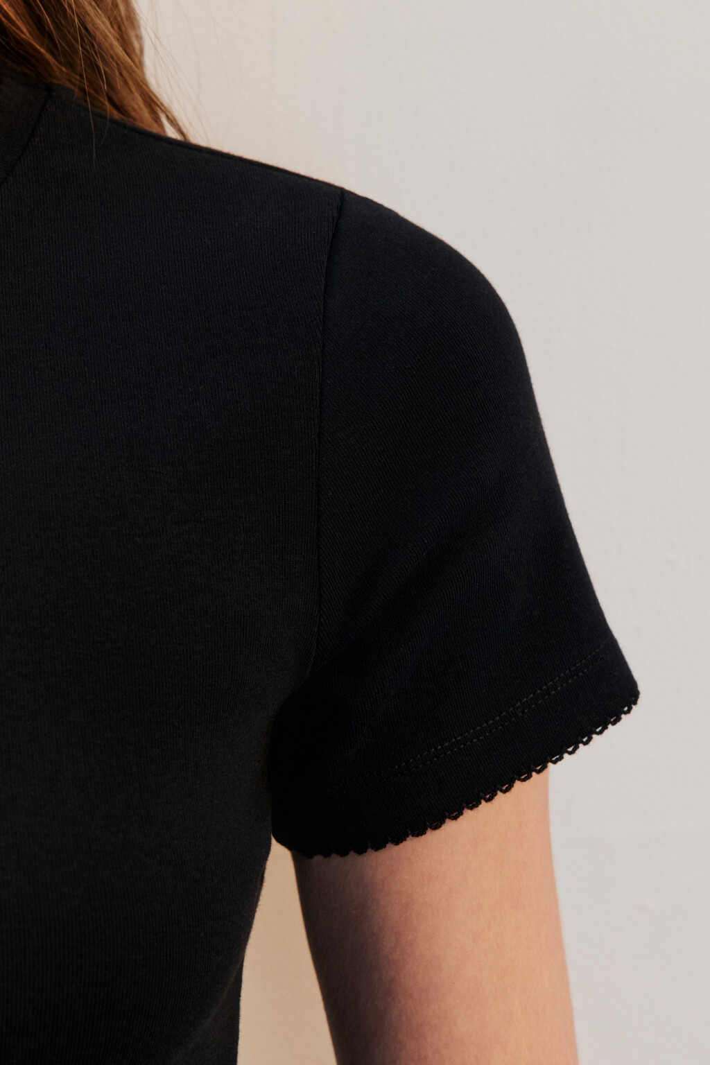 Футболка приталенная с кружевом - цвет черный - 6