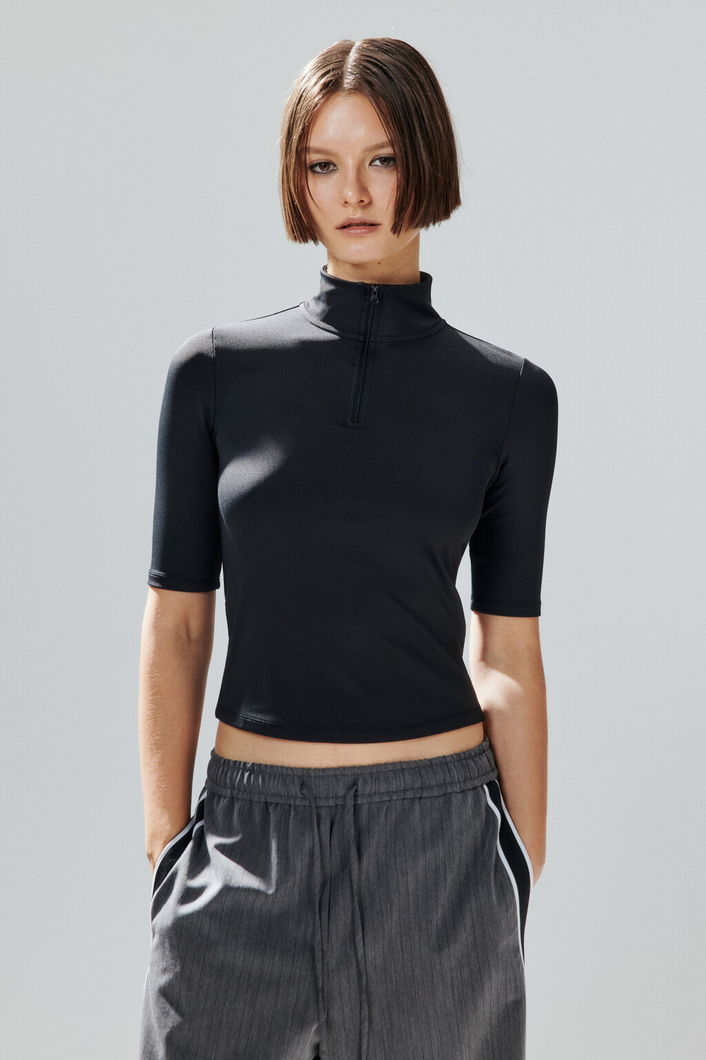 Футболка с воротником на молнии - цвет черный - 2