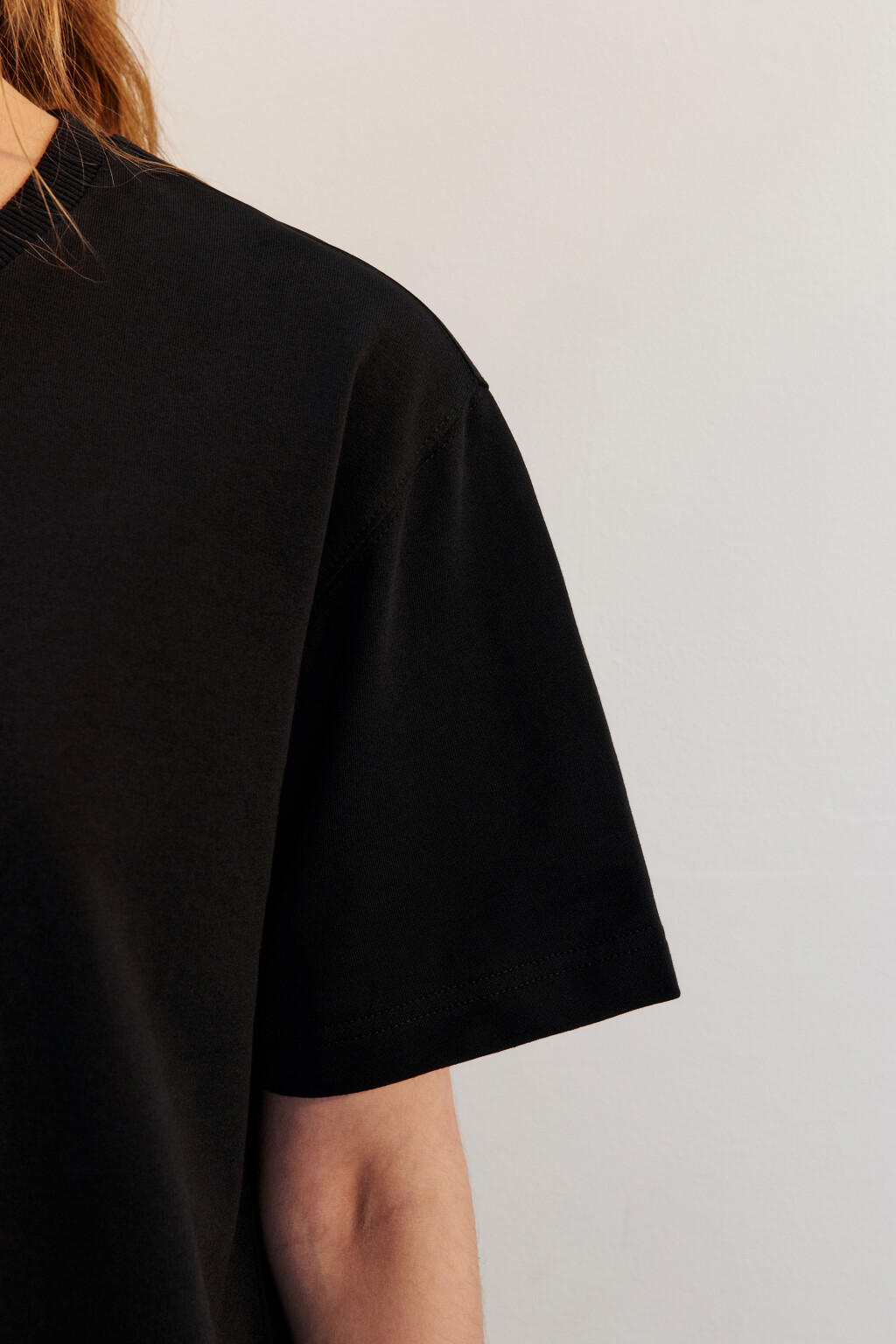 Футболка из плотного трикотажа - цвет черный - 5
