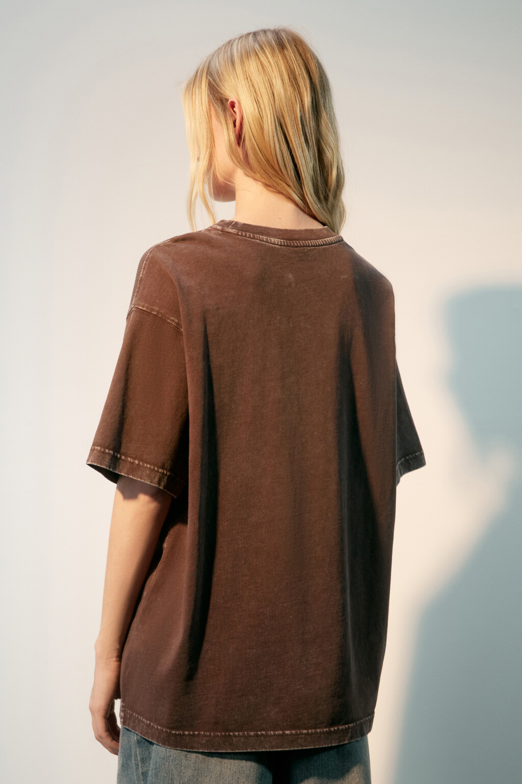 Футболка с вареным эффектом и принтом - цвет коричневый - 3