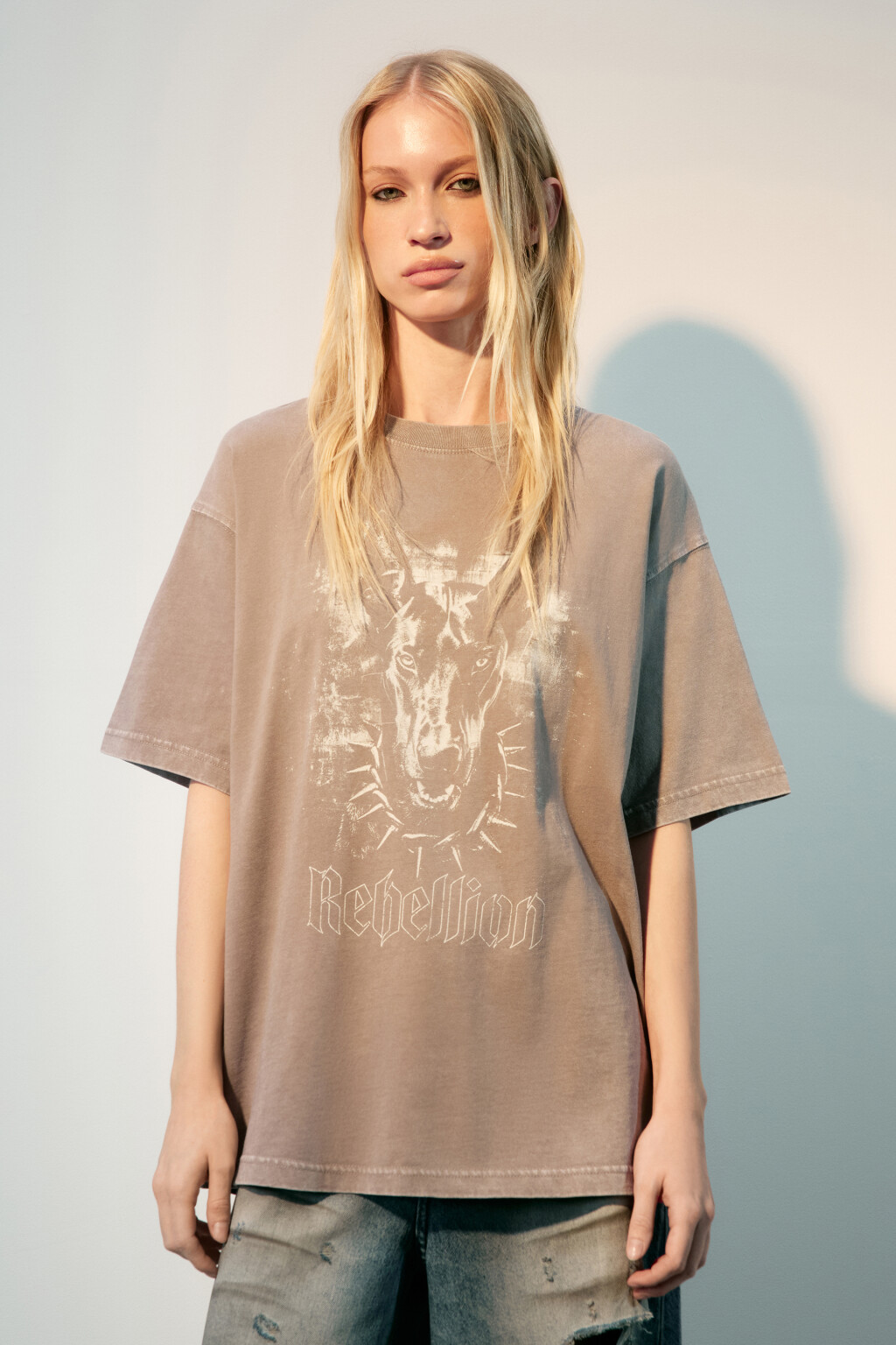 Футболка с вареным эффектом и принтом - цвет серый - 2