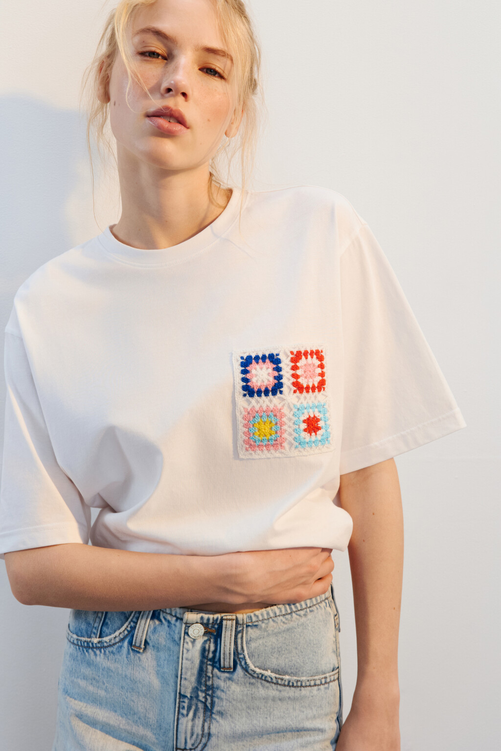 Футболка хлопковая с ажурным карманом - цвет белый - 1