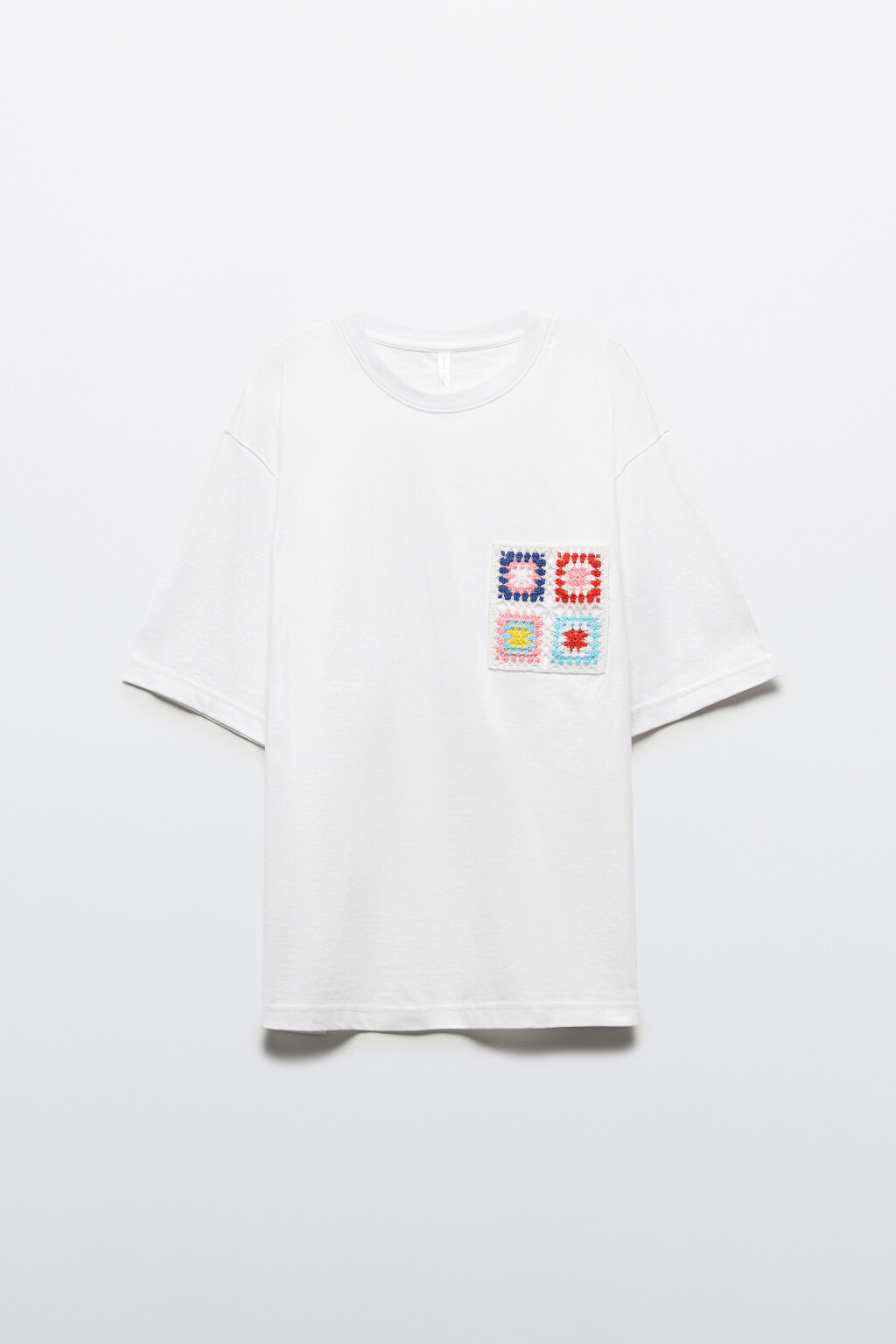 Футболка хлопковая с ажурным карманом - цвет белый - 7