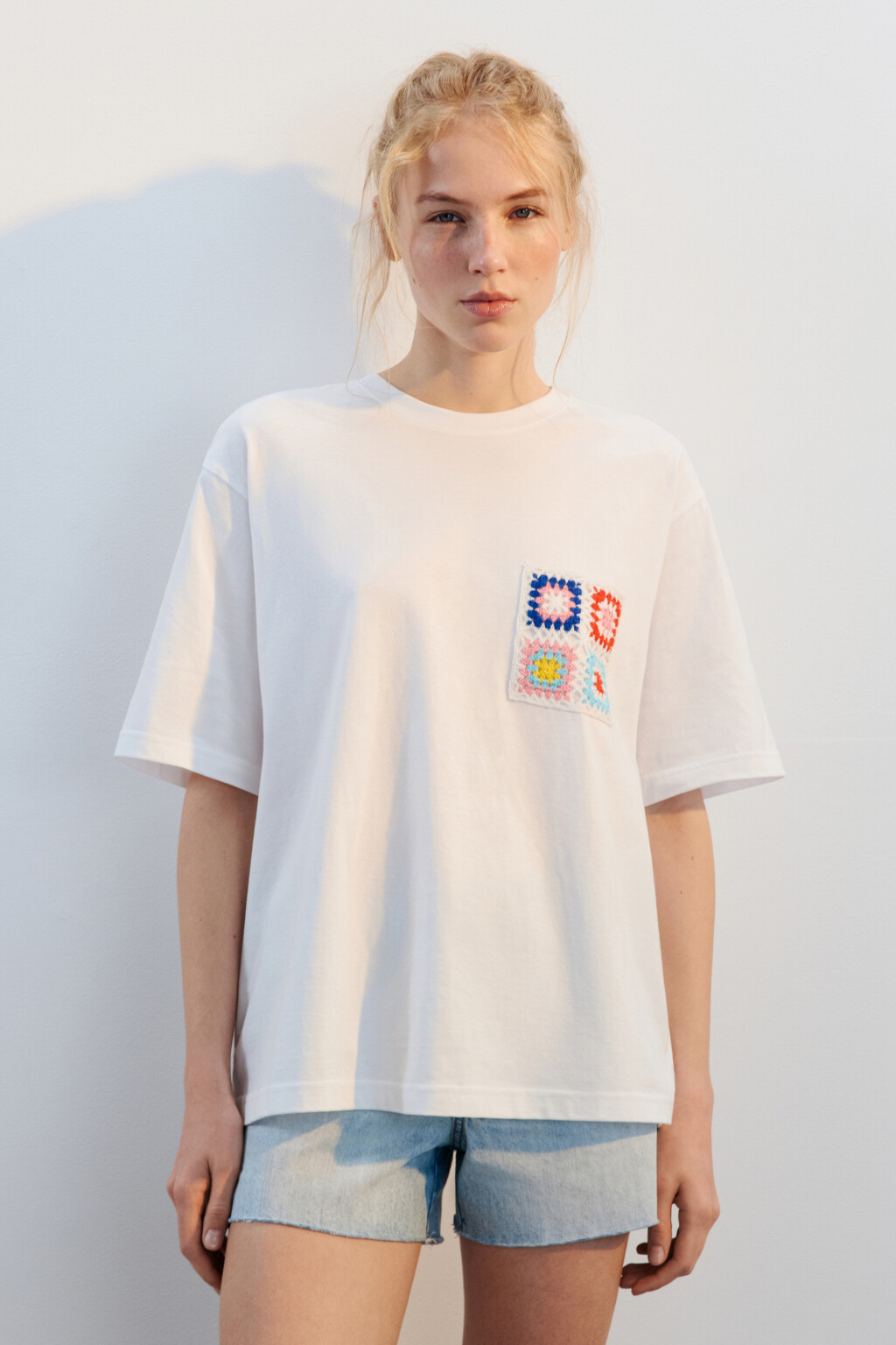 Футболка хлопковая с ажурным карманом - цвет белый - 2