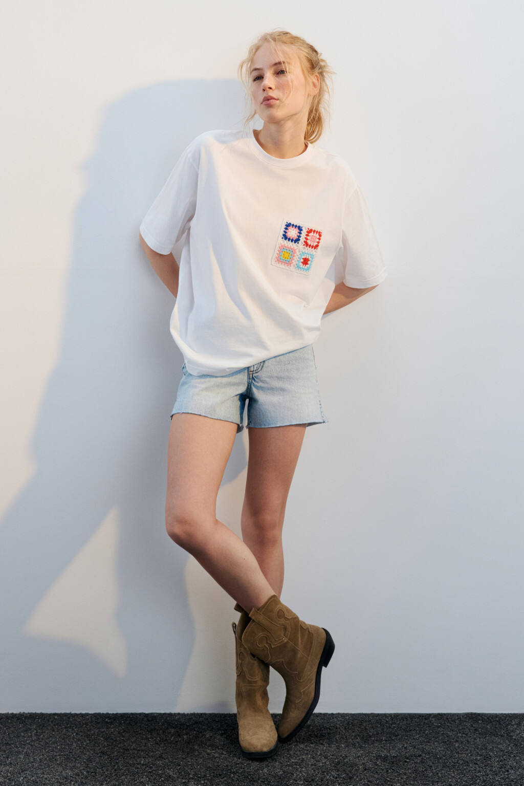 Футболка хлопковая с ажурным карманом - цвет белый - 4