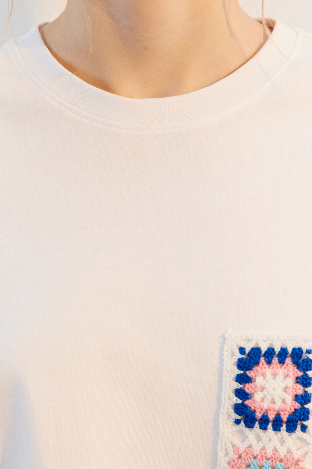 Футболка хлопковая с ажурным карманом - цвет белый - 5