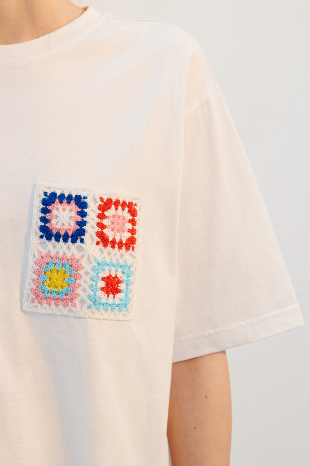 Футболка хлопковая с ажурным карманом - цвет белый - 6