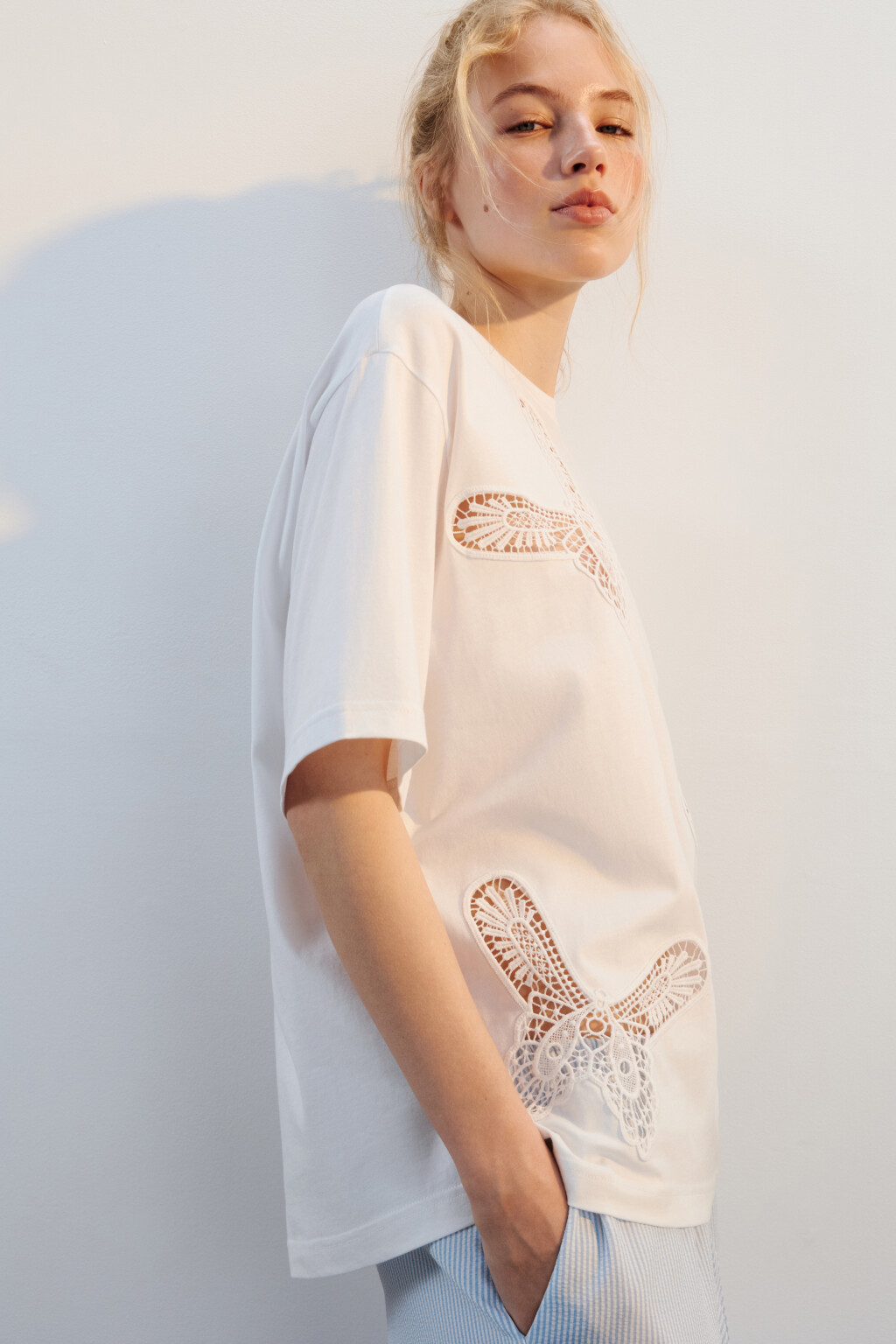 Футболка хлопковая с кружевными бабочками - цвет бежевый - 1