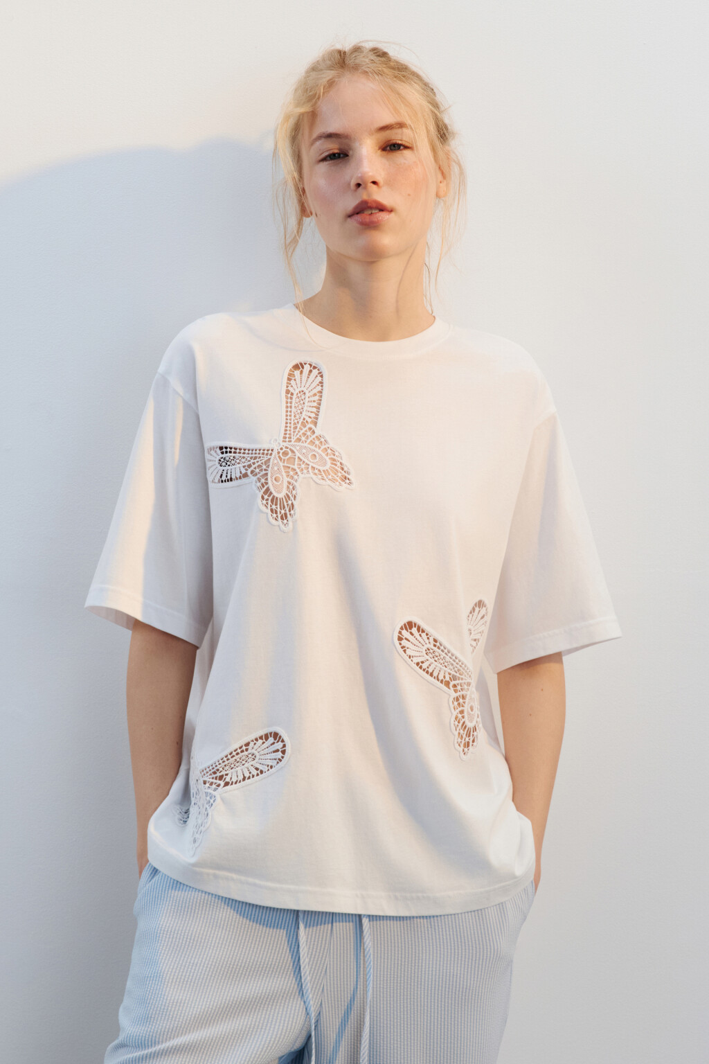 Футболка хлопковая с кружевными бабочками - цвет бежевый - 2