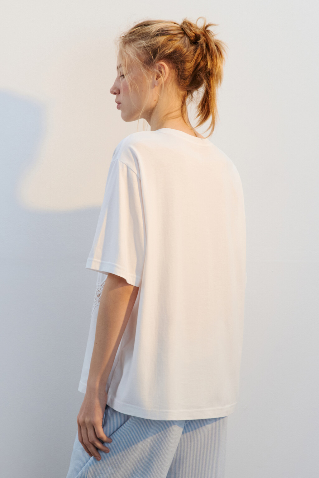 Футболка хлопковая с кружевными бабочками - цвет бежевый - 3