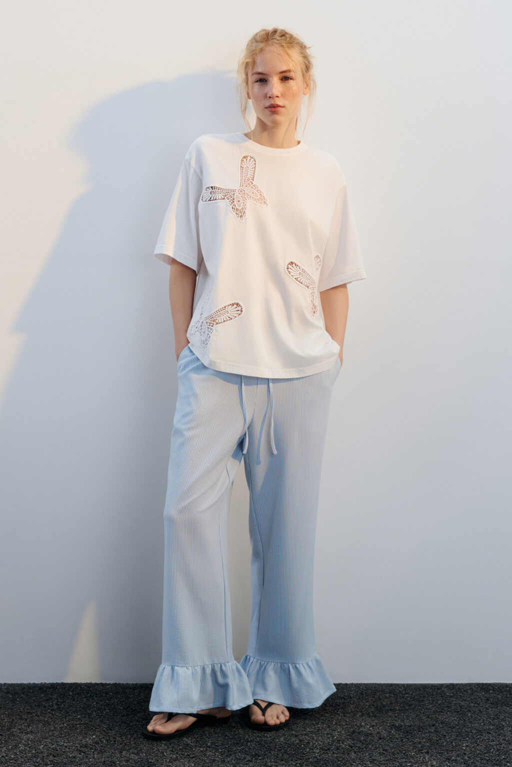 Футболка хлопковая с кружевными бабочками - цвет бежевый - 4