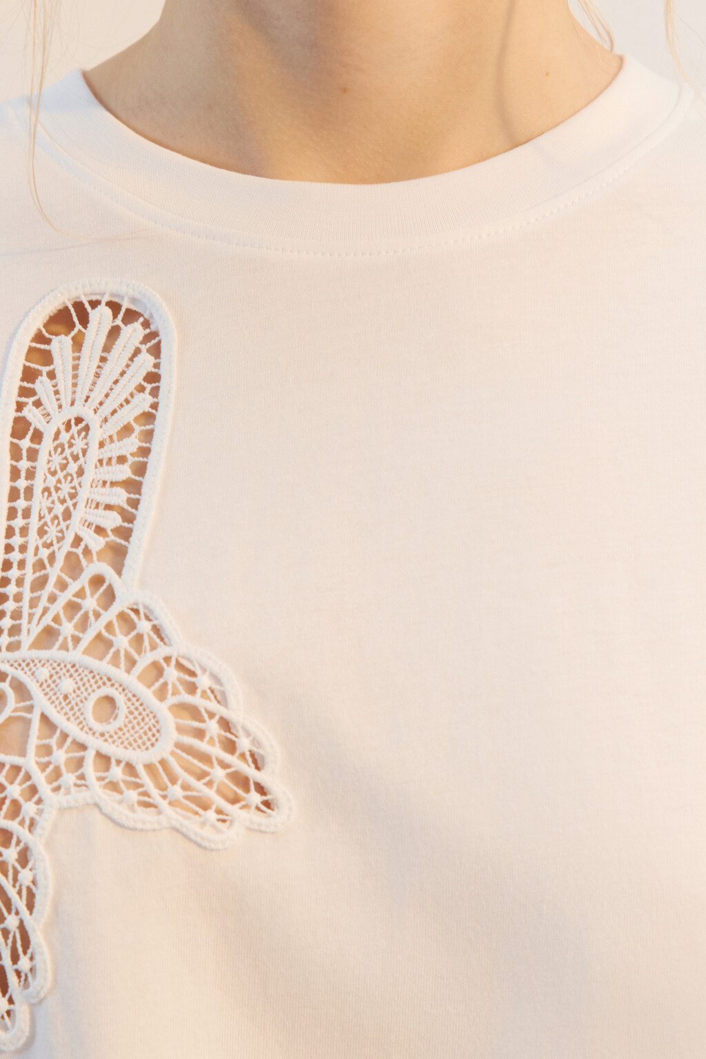 Футболка хлопковая с кружевными бабочками - цвет бежевый - 5
