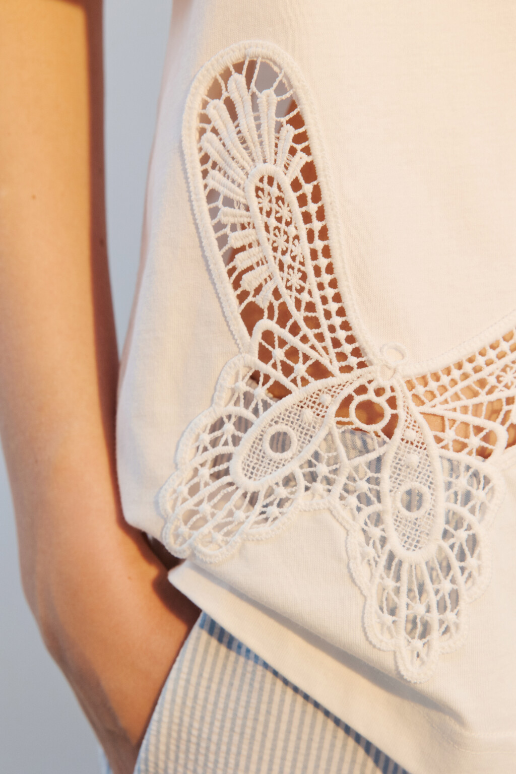 Футболка хлопковая с кружевными бабочками - цвет бежевый - 6